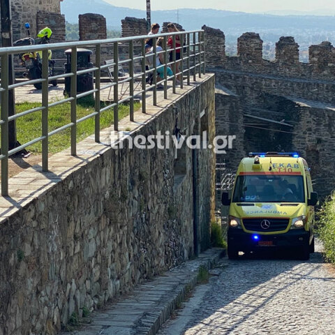 Ασθενοφόρο του ΕΚΑΒ στο σημείο όπου έπεσε ο 23χρονος στον Πύργο του Τρυγωνίου στη Θεσσαλονίκη