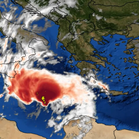 Δορυφόρος κατέγραψε πώς κινείται η κακοκαιρία «Ιανός» στην Κεντρική Μεσόγειο, καθώς πλησιάζει την Ελλάδα