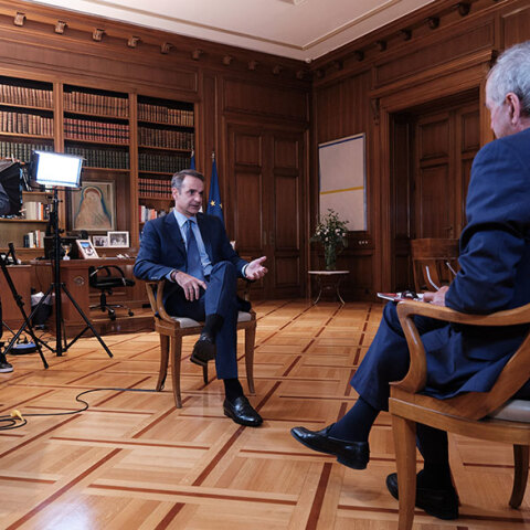 Ο Κυριάκος Μητσοτάκης σε διαδικτυακή συζήτηση με τον τον εκτελεστικό διευθυντή του Economist, Daniel Franklin