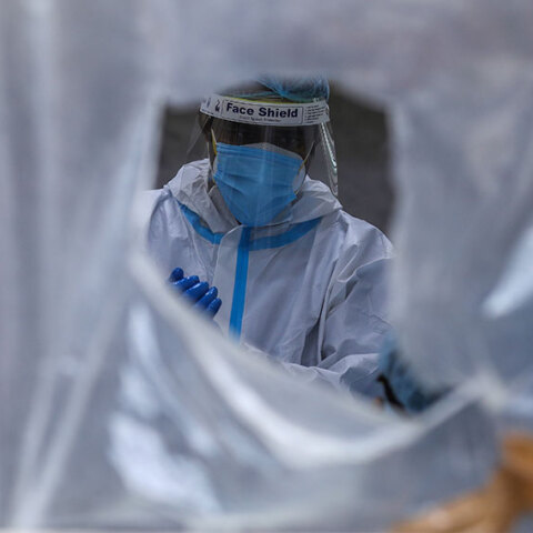 Γιατρός στην Ινδία με προστατευτική στολή για τον κορωνοϊό - Δεύτερη η χώρα παγκοσμίως σε θανάτους ασθενών από Covid-19