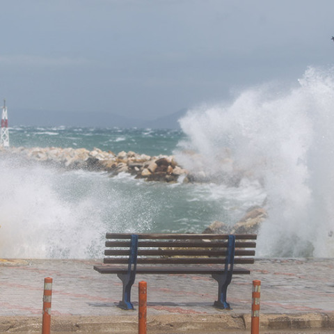 ΙΣΧΥΡΟΙ ΑΝΕΜΟΙ ΣΤΟ ΑΙΓΑΙΟ - ΑΠΑΓΟΡΕΥΤΙΚΟ ΑΠΟΠΛΟΥ ΑΠΟ ΤΟ ΛΙΜΑΝΙ ΤΗΣ ΡΑΦΗΝΑΣ