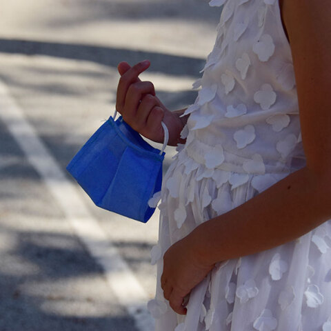 Μεγάλου μεγέθους μάσκες μοιράστηκαν σε μαθητές σχολείων