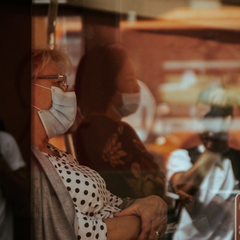 Πολίτες με μάσκα σε λεωφορείο 