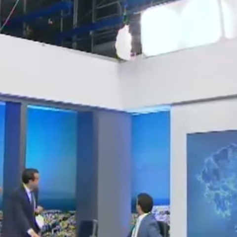 Στη διάρκεια της εκπομπής «Καλημέρα Ελλάδα» έπιασε φωτιά ένα από τα φωτιστικά του στούντιο