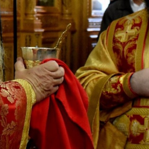 Θεία Κοινωνία Ιερέας