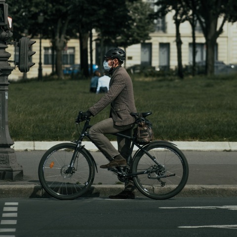 Πολίτης με ποδήλατο και μάσκα στο Παρίσι 