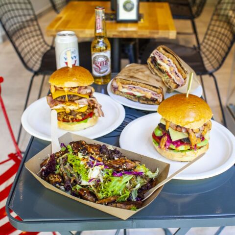 Ο Μπούφαλος, το μπεργκεράδικο πάνω στην πλατεία Αγίου Γεωργίου είναι γεμάτο νοστιμιές