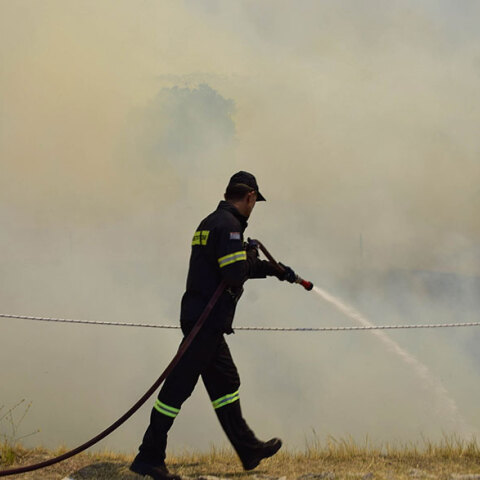 Κινητοποίηση της Πυροσβεστικής Υπηρεσίας για τη φωτιά στο Πέραμα (ΦΩΤΟ ΑΡΧΕΙΟΥ)