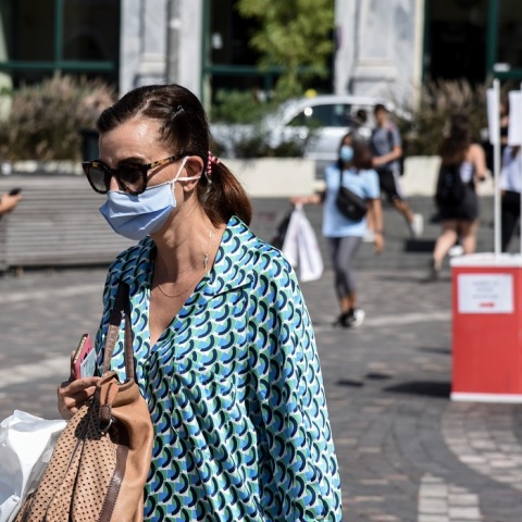 Πολίτες με μάσκα στο κέντρο της Αθήνας