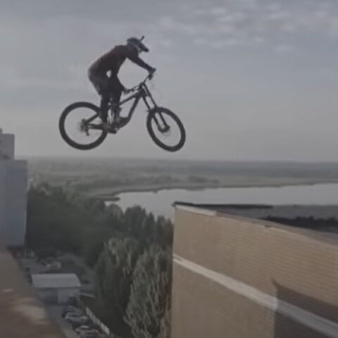 Ένας νεαρός στη Ρωσία πηγαίνει από ταράτσα σε ταράτσα με το... ποδήλατο