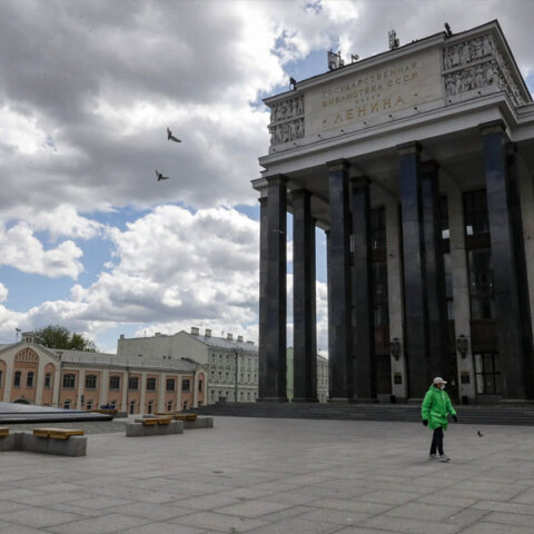 Κορωνοϊός στη Ρωσία: Άνδρας με μάσκα περπατά μπροστά από τη βιβλιοθήκη Λένιν στη Μόσχα