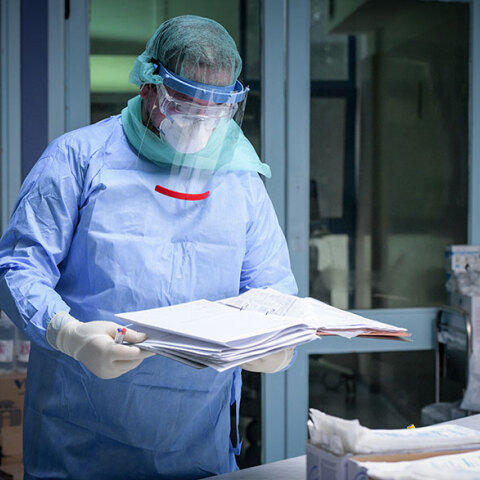 Γιατρός με προστατευτική στολή για τον κορωνοϊό στη ΜΕΘ νοσοκομείου αναφοράς Covid-19