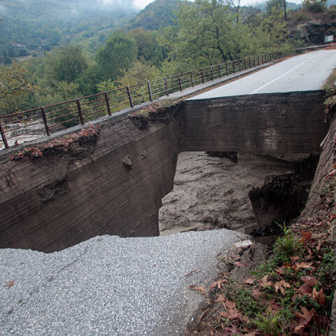«Κόπηκε» γέφυρα στην Καρδίτσα μετά την κακοκαιρία «Ιανός»