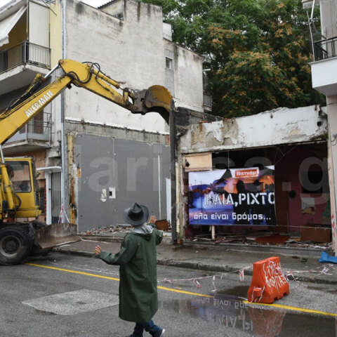 Ιστορικός οίκος ανοχής στη Λάρισα γκρεμίστηκε με live μουσική και ζεϊμπέκικο στον δρόμο