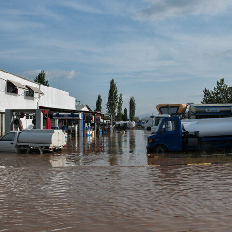 Κακοκαιρία «Ιανός»: Πλημμύρισε η Καρδίτσα - Χωρίς ρεύμα κατοικίες