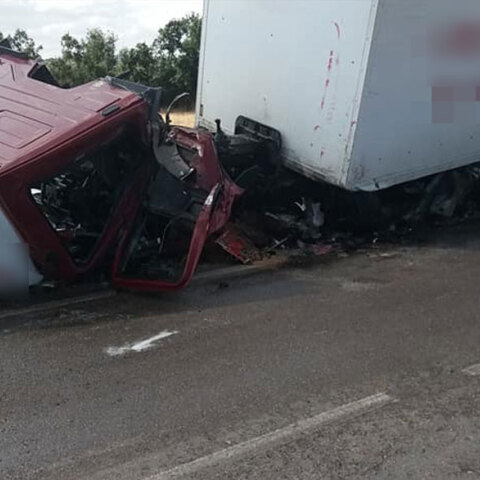 Το φορτηγό που ενεπλάκη σε τροχαίο στη Θήβα - Συγκρούστηκε μετωπικά με ΙΧ με αποτέλεσμα να χάσει τη ζωή του ο οδηγός του αυτοκινήτου