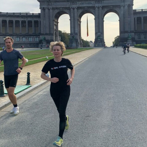 Η Ούρσουλα φον ντερ Λάιεν κάνει τζόκινγκ στους άδειους δρόμους στις Βρυξέλλες