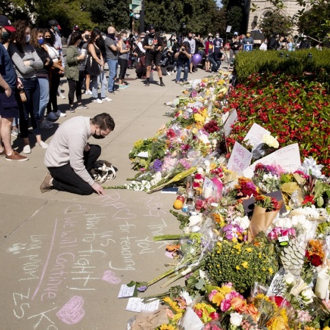 Λουλούδια έξω από το Ανώτατο Δικαστήριο στην Ουάσινγκτον