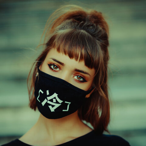 Κοπέλα με υφασμάτινη προστατευτική μάσκα