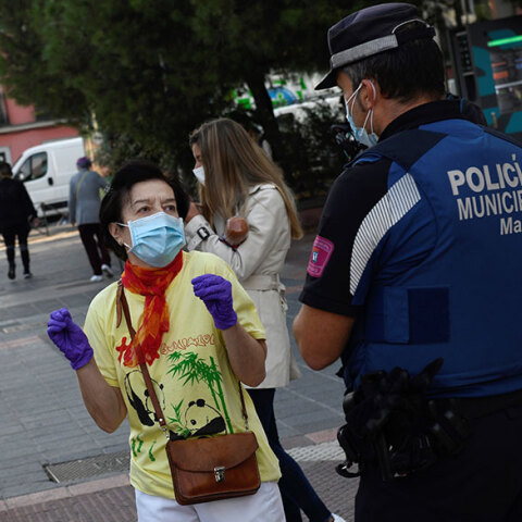 Αστυνομικός στη Μαδρίτη συνομιλεί με κάτοικο της πρωτεύουσας - Σε ισχύ τα νέα έκτακτα περιοριστικά μέτρα για τον κορωνοϊό