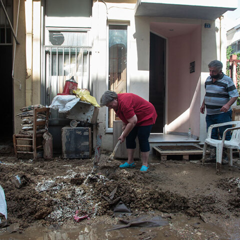 Κάτοικος στην Καρδίτσα απομακρύνει με φτιάρι τις λάσπες και τα χώματα - Η κακοκαιρία «Ιανός» σάρωσε την πόλη