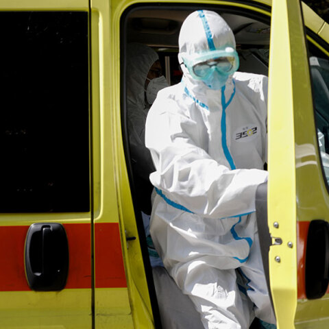 Ασθενοφόρο του ΕΚΑΒ για τη μεταφορά κρουσμάτων κορωνοϊού
