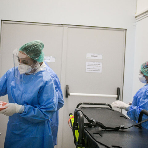 Εργαζόμενοι στην Εντατική του νοσοκομείου «Σωτηρία» - Με προστατευτικό εξοπλισμό για τον κορωνοϊό