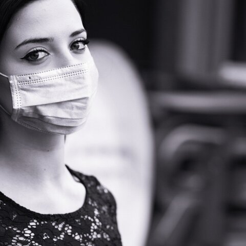 Γυναίκα με μάσκα για τον κορωνοϊό