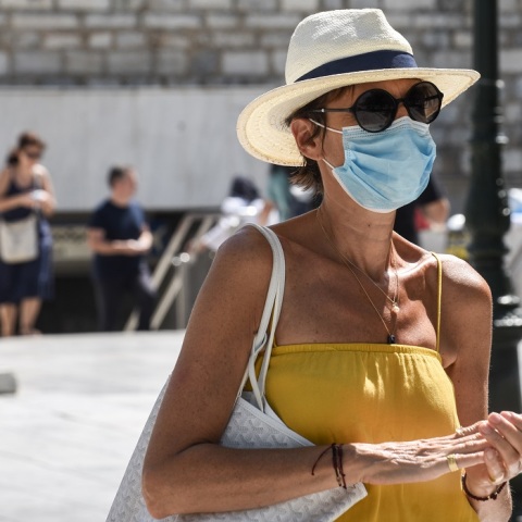 Γυναίκα με μάσκα στο κέντρο της Αθήνας
