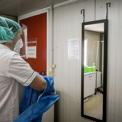 Κορωνοϊός στην Ελλάδα: Εργαζόμενη στις ΜΕΘ του νοσοκομείου «Σωτηρία» (ΦΩΤΟ ΑΡΧΕΙΟΥ)