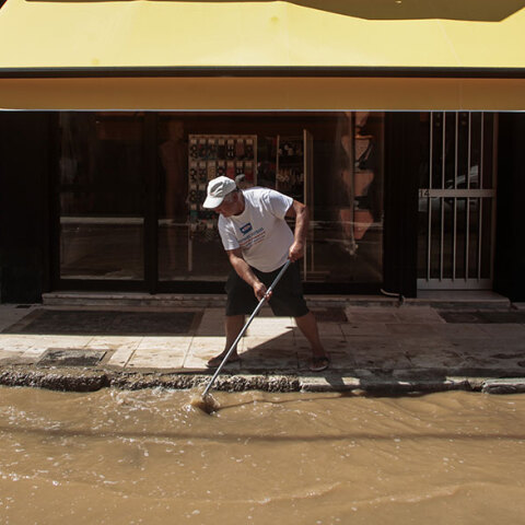 Πλημμύρες στην Καρδίτσα - Κάτοικος με τη σκούπα στα χέρια προσπαθεί να απομακρύνει τις λάσπες