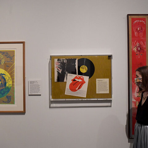 Κορωνοϊός στη Μεγάλη Βρετανία - Εργαζόμενη με μάσκα στο Βρετανικό Μουσείο