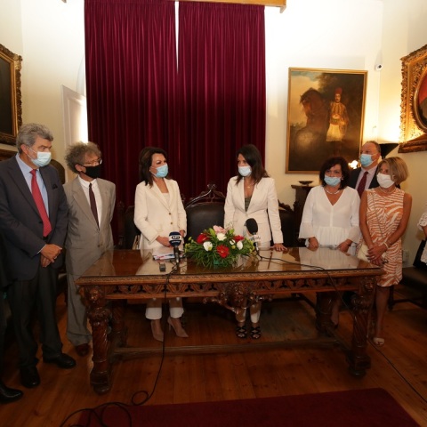 Αντιπροσωπεία της Επιτροπής «Ελλάδα 2021» συναντάται με την Δήμαρχο Κεντρικής Κέρκυρας και Διαποντίων Νήσων Μερόπη Υδραίου και στελέχη της Δημοτικής Αρχής στο παλιό Δημαρχείο της πόλης. 