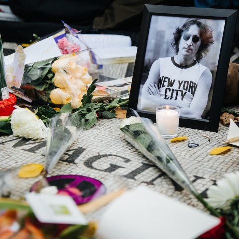 Λουλούδια στη φωτογραφία του Τζον Λένον