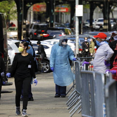 Κορωνοϊός στις ΗΠΑ: Υγειονομικός υπάλληλος με προστατευτική στολή για τον κορωνοϊό στη Νέα Υόρκη