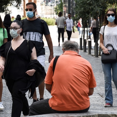 Πολίτες με μάσκα στην Αθήνα