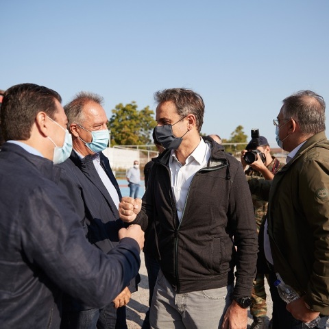 Ο Κυριάκος Μητσοτάκης στις πληγείσες περιοχές στην Καρδίτσα 