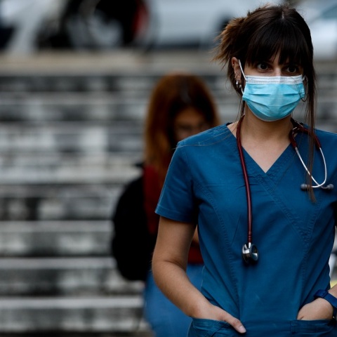 Νοσηλεύτρια με μάσκα