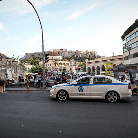 Κορωνοϊός: Περιπολικό της Αστυνομίας στην κεντρική πλατεία στο Μοναστηράκι - Αστυνομικοί καλούν τους πολίτες να αποφεύγουν τον συγχρωτισμό και να τηρούν τις αποστάσεις
