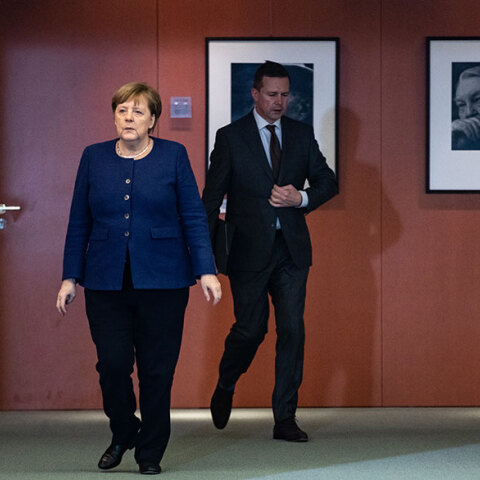 Η καγκελάριος της Γερμανίας Άνγκελα Μέρκελ και ο Γερμανός κυβερνητικός εκπρόσωπος Στέφεν Ζάιμπερτ