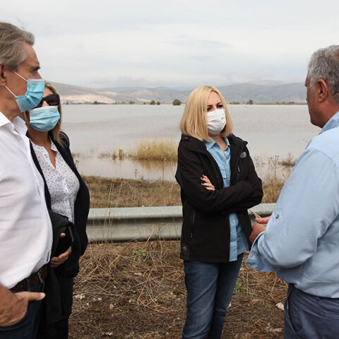 Στην Καρδίτσα η Φώφη Γεννηματά ενημερώνεται για τις καταστροφές που προκάλεσε η κακοκαιρία «Ιανός»