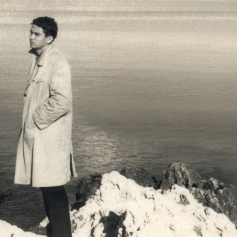 Ο Λάκης Παπαστάθης σε νεαρή ηλικία στη Λέσβο