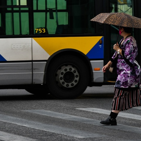 Κυρία με ομπρέλα στο κέντρο της Αθήνας 