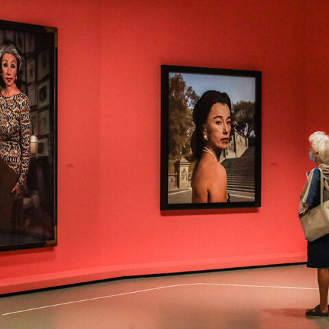 Επισκέπτης με μάσκα για τον κορωνοϊό σε έκθεση στο Παρίσι - Πάνω από 16.000 οι νέες μολύνσεις Covid-19 την Πέμπτη 24 Σεπτεμβρίου 2020