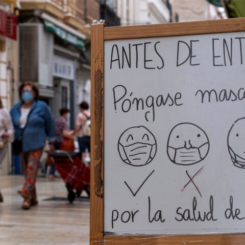«Πριν μπείτε, φορέστε μάσκα για την ασφάλεια όλων μας» το μήνυμα στην είσοδο καταστήματος στην Ισπανία