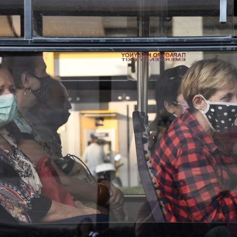 Πολίτες με μάσκα στα ΜΜΜ