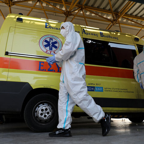 Τραυματιοφορείς με προστατευτικές στολές για τον κορωνοϊό στο νοσοκομείο «Ευαγγελισμός»