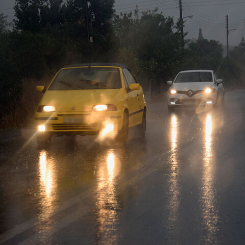 Αυτοκίνητα στη βροχή - Χαλάει ο καιρός το Σαββατοκύριακο