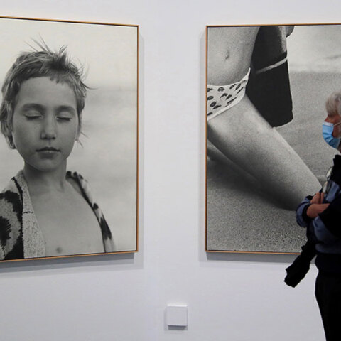 Μαδρίτη - Κορωνοϊός: Άνδρας με μάσκα σε έκθεση φωτογραφίας - Επεκτείνονται τα μέτρα καραντίνας και σε άλλες περιοχές της ισπανικής πρωτεύουσας