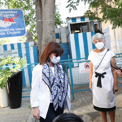 Η Κατερίνα Σακελλαροπούλου στη γραμμή κατάπαυσης του πυρός στη Λευκωσία